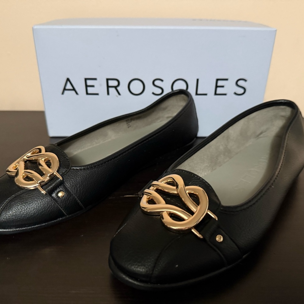 AEROSOLES Black and Gold Flats for Effortless Elegance size 9